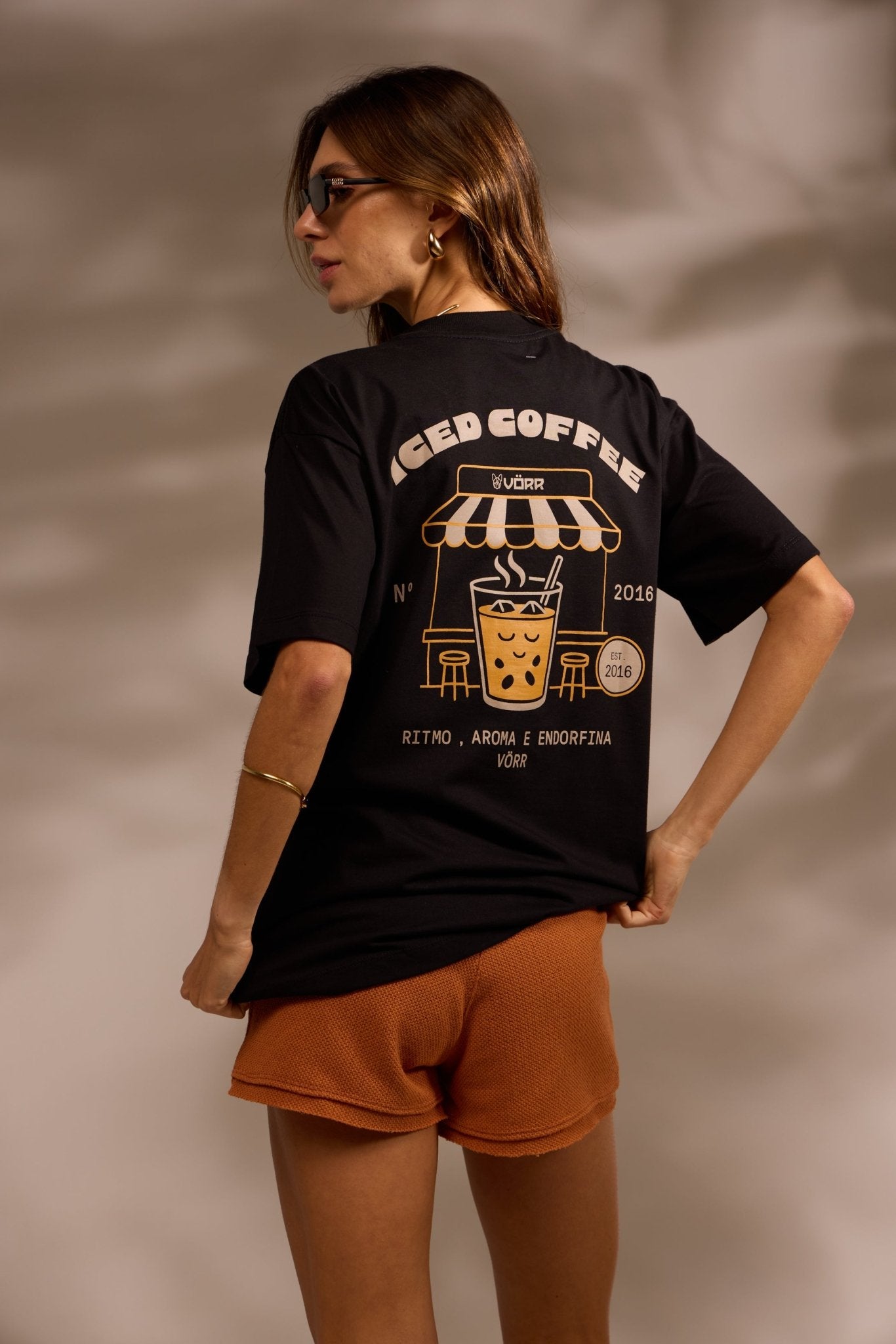 [PRÉ - VENDA] CAMISETA OVER UNISSSEX 100% ALGODÃO ICED COFFEE - PRETO da Vörr Brasil | Loja Oficial Vörr Brasil