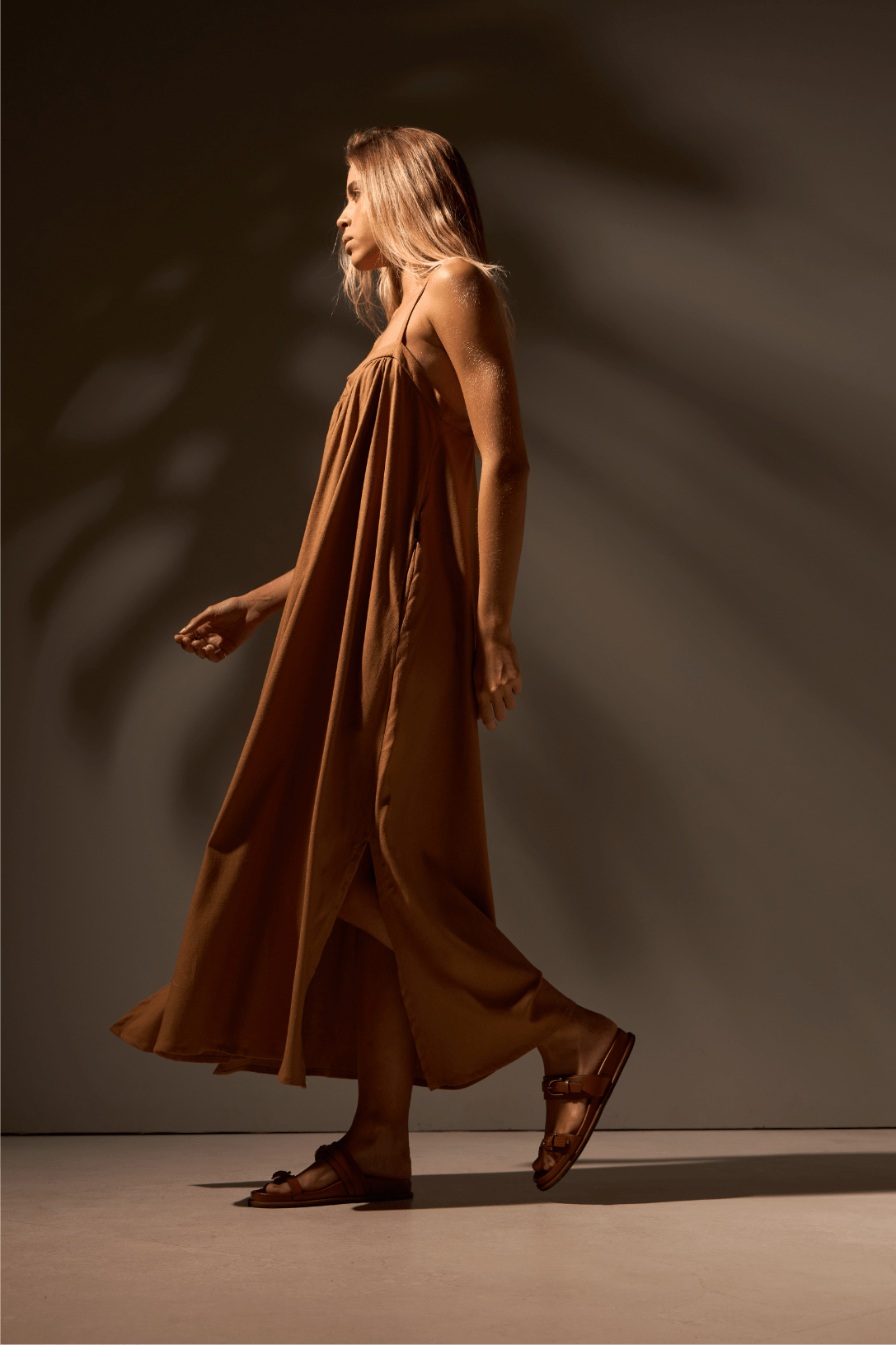 [PRÉ - VENDA] VESTIDO DUNAS LINHO - CAMEL da Vörr Brasil | Loja Oficial Vörr Brasil