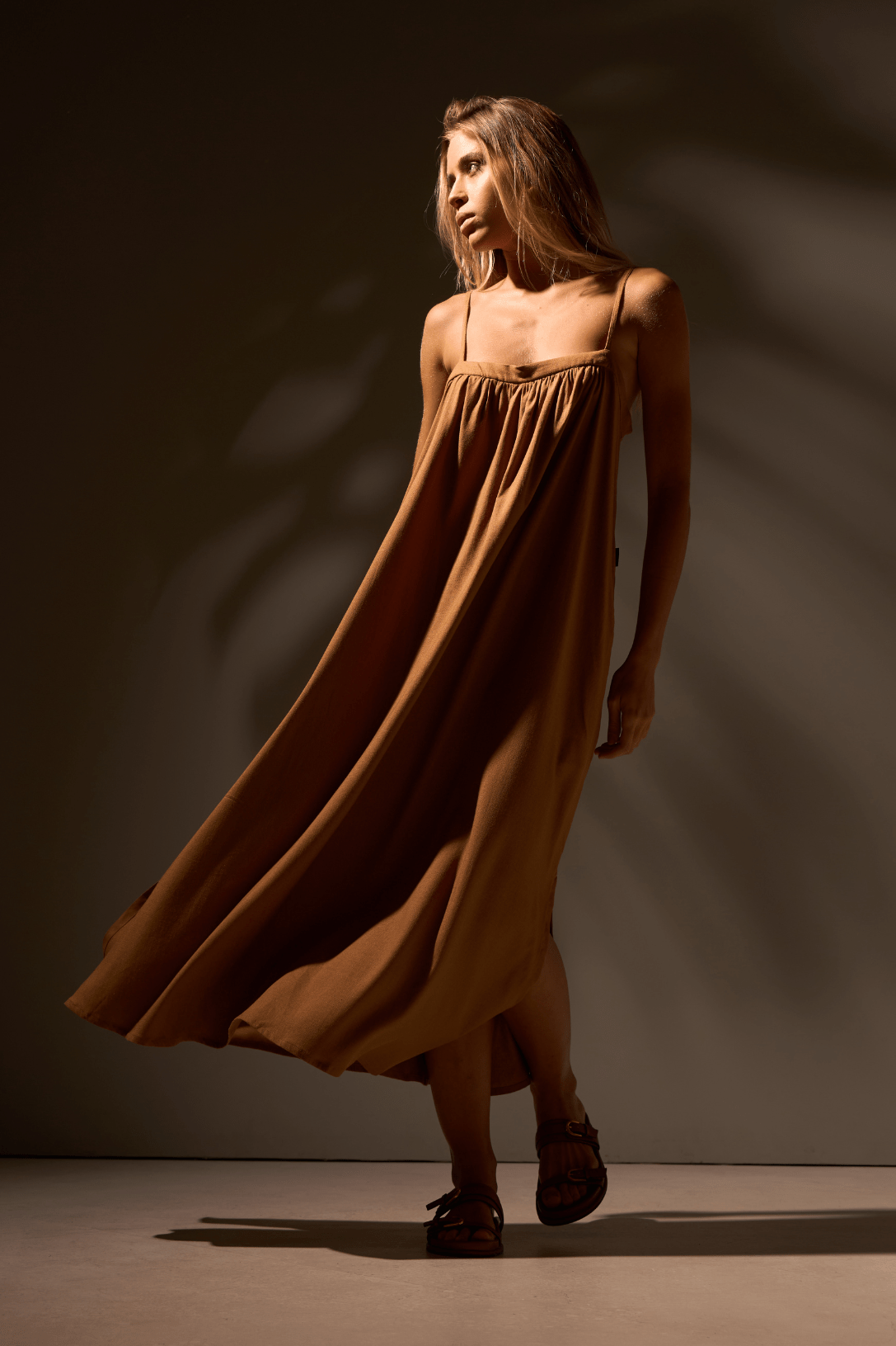 [PRÉ - VENDA] VESTIDO DUNAS LINHO - CAMEL da Vörr Brasil | Loja Oficial Vörr Brasil