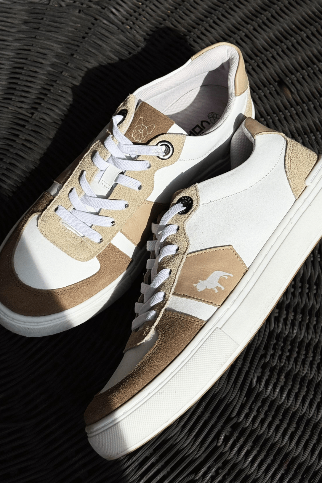 TÊNIS VICTÓRIA COURO E CAMURÇA - AREIA E BRANCO da Vörr Brasil | Loja Oficial Vörr Brasil