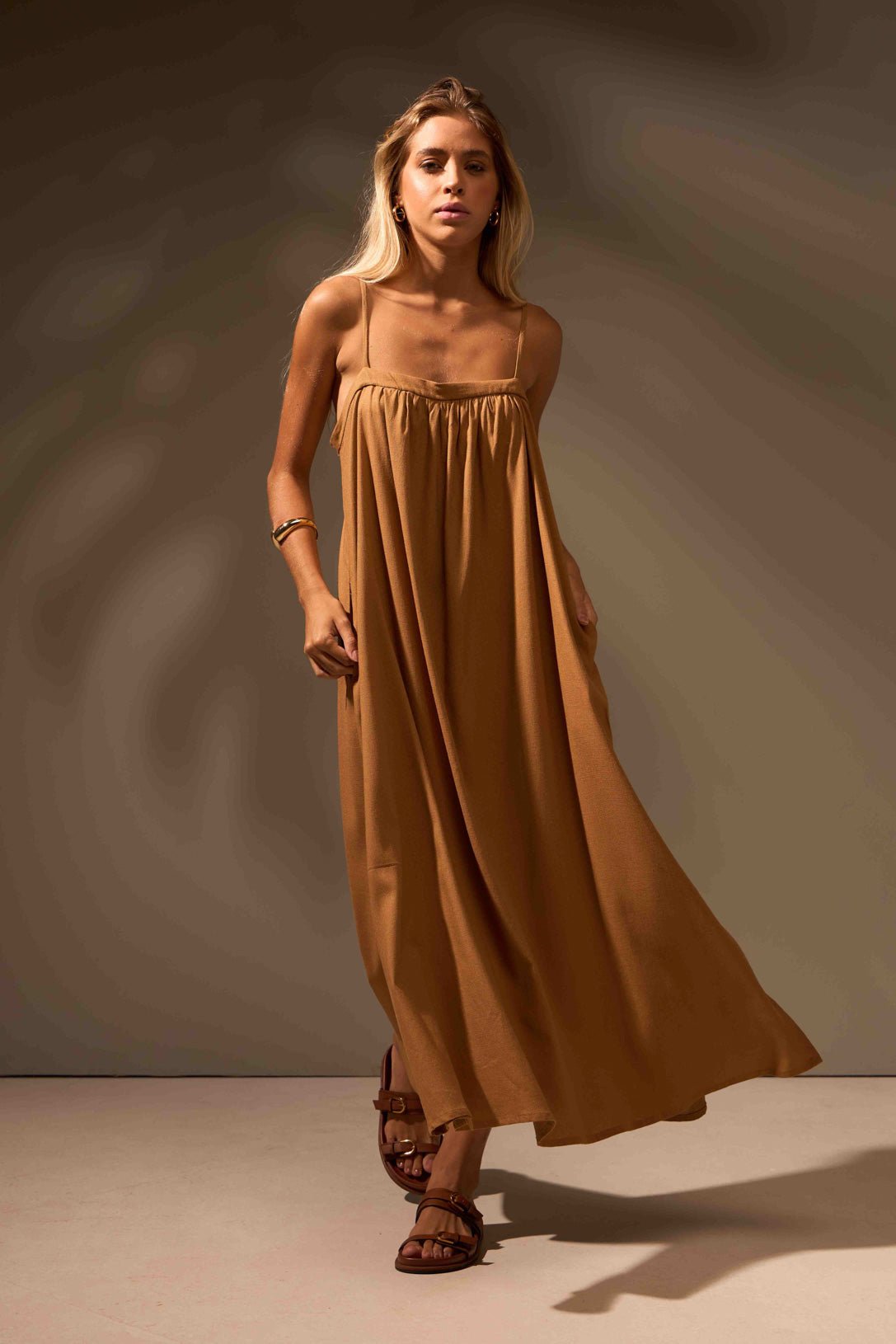 VESTIDO DUNAS - CAMEL da Vörr Brasil | Loja Oficial Vörr Brasil