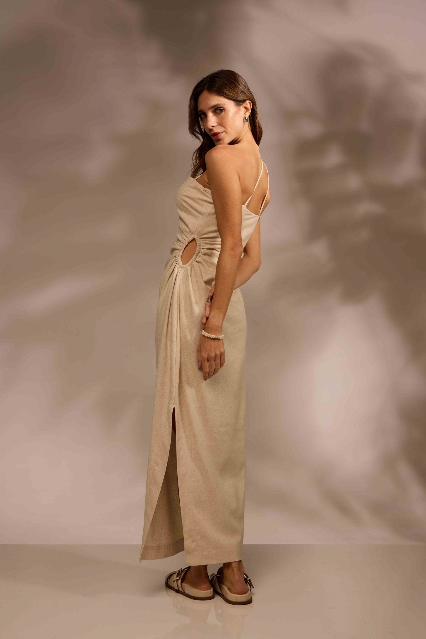 VESTIDO MIDI MARÉ LINHO - AREIA da Vörr Brasil | Vörr Brasil