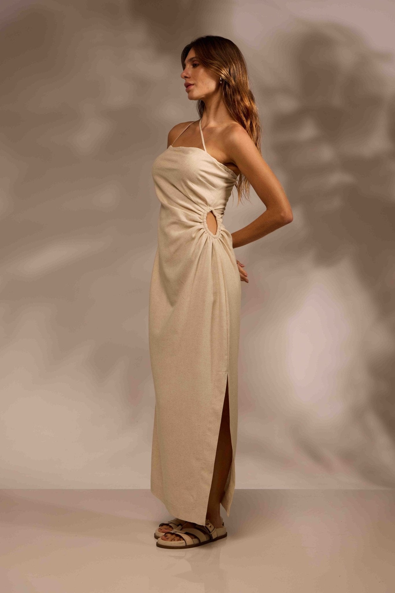 VESTIDO MIDI MARÉ LINHO - AREIA da Vörr Brasil | Vörr Brasil