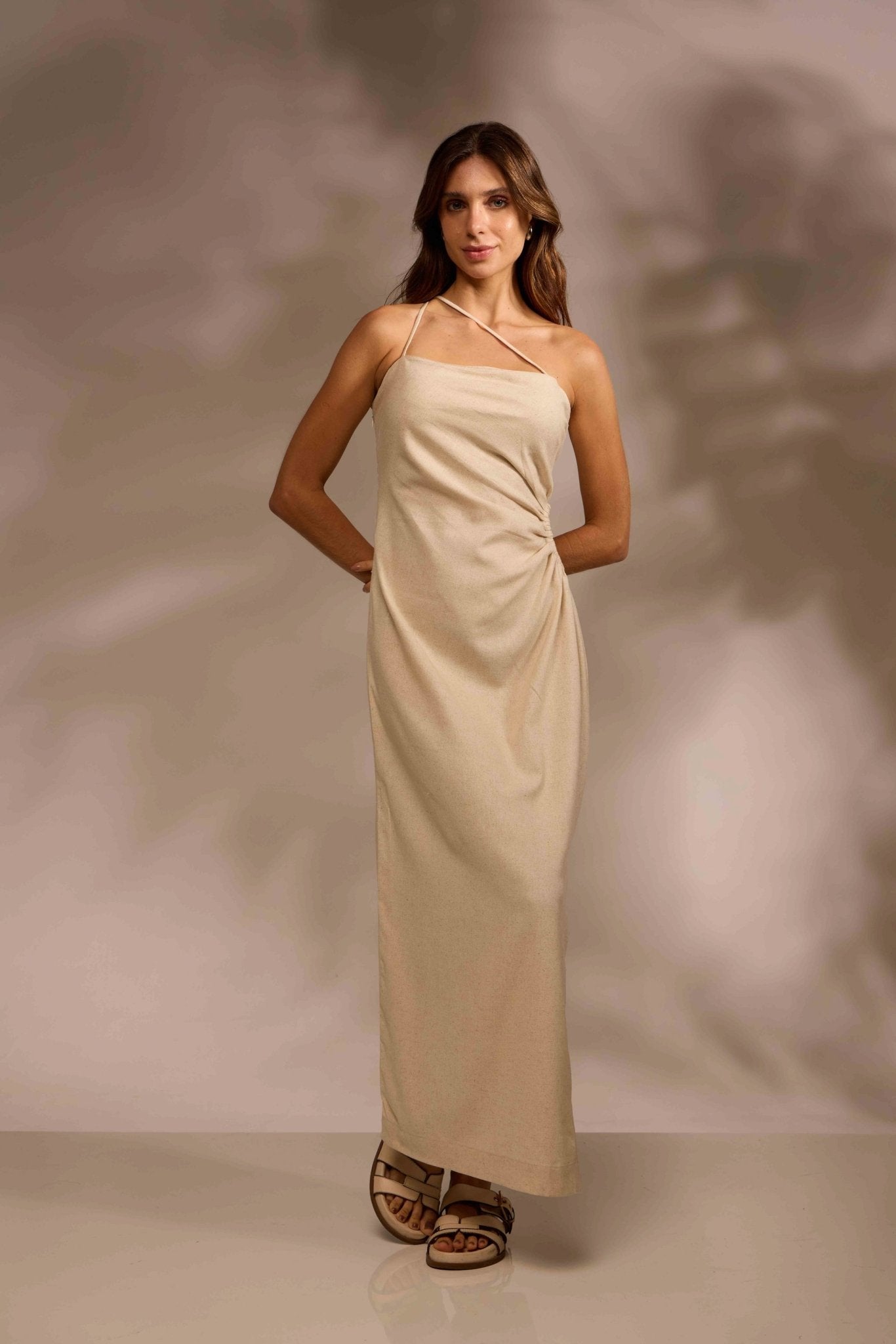 VESTIDO MIDI MARÉ LINHO - AREIA da Vörr Brasil | Vörr Brasil