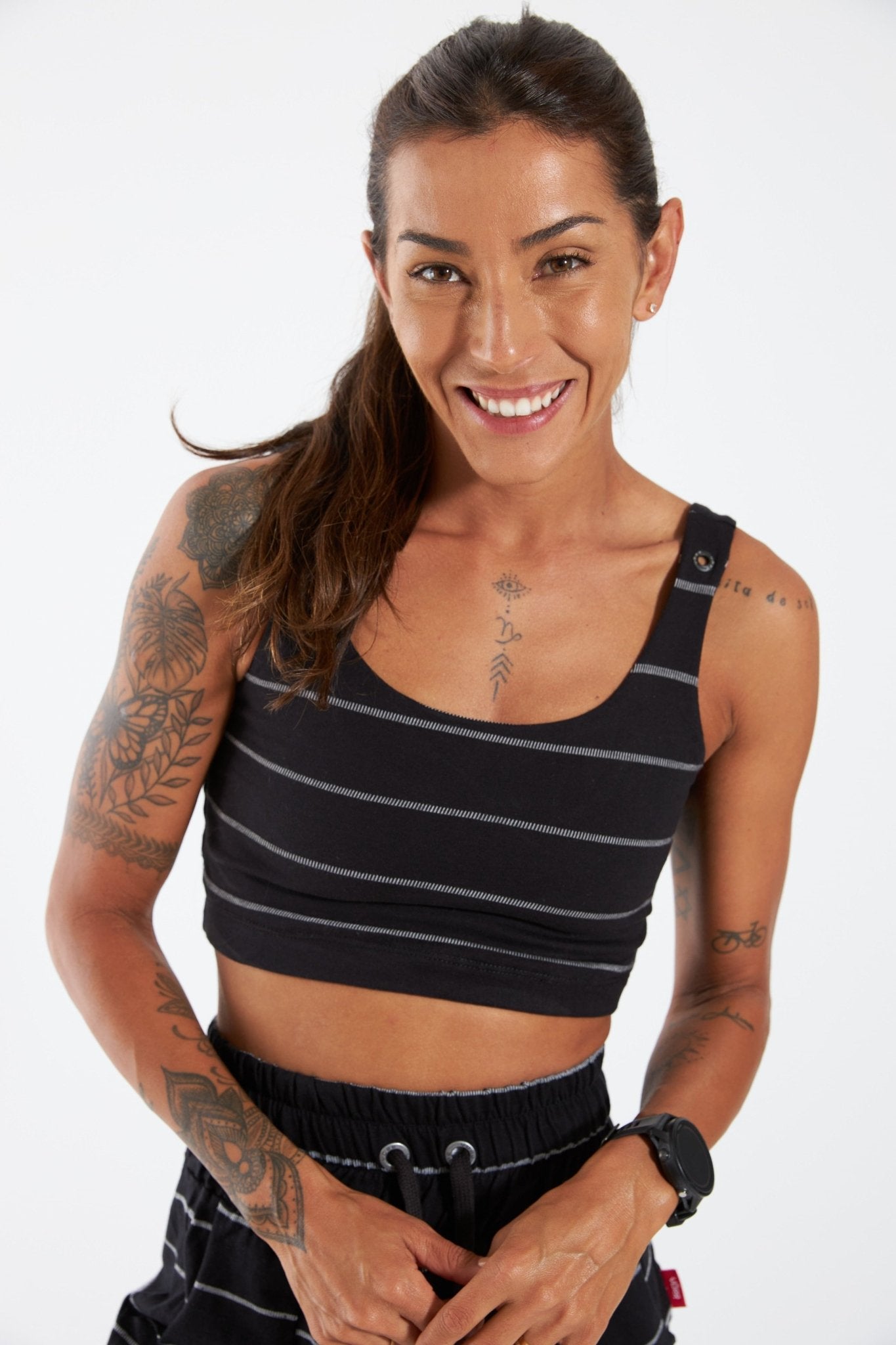 BLUSA LAH CURTA ELÁSTICO - PRETO da Vörr Brasil | Loja Oficial Vörr Brasil