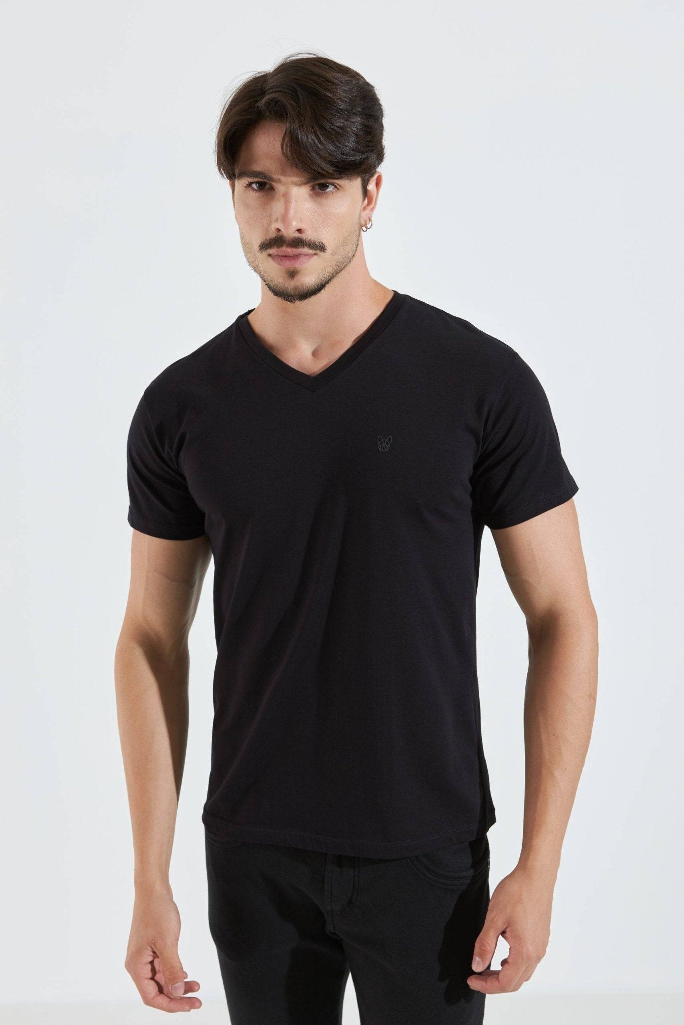 CAMISETA BÁSICA ALGODÃO PIMA GOLA V - PRETO da Vörr Brasil | Loja Oficial Vörr Brasil