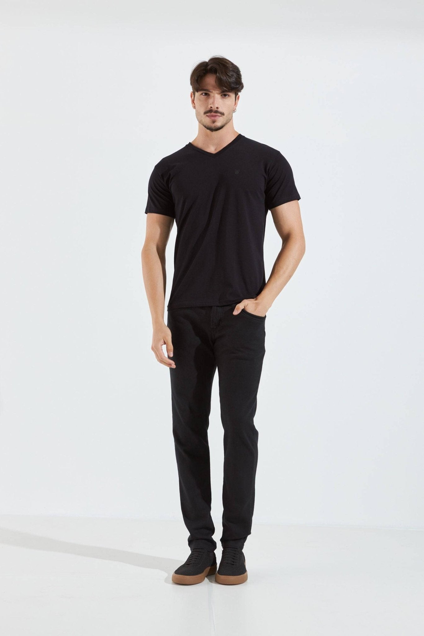 CAMISETA BÁSICA ALGODÃO PIMA GOLA V - PRETO da Vörr Brasil | Loja Oficial Vörr Brasil